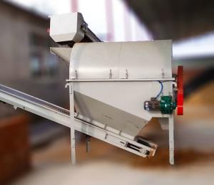 China GTS 1.5X2.5 Animal Feed Sawdust Vibrating Screener For Wood Chips factory