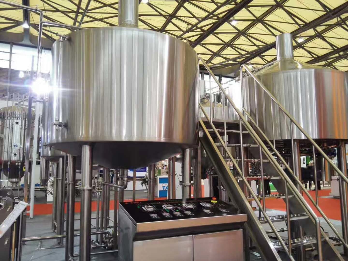 China Touch Screen Large Home Brewing Equipment 2000L Sus304 Brewhouse Equipment factory