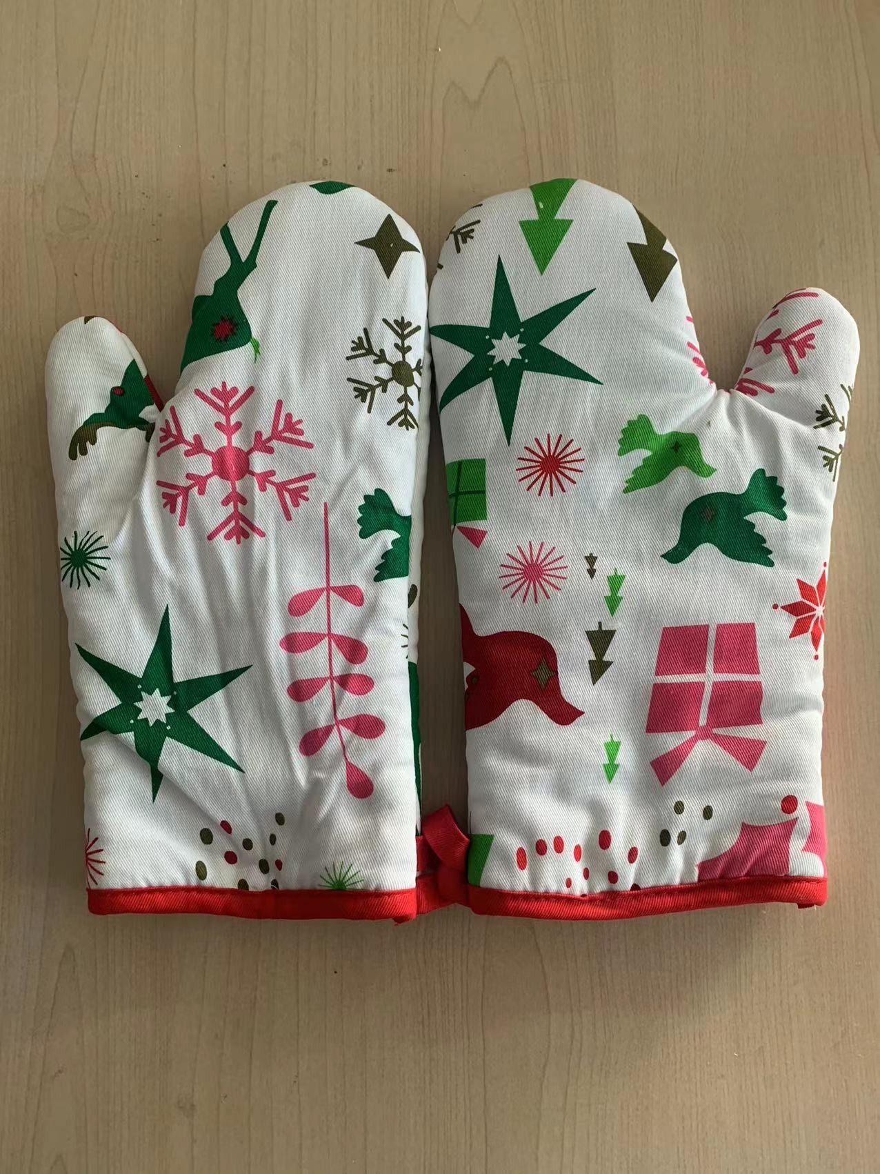 China Xmas Tree Decoration Heat Resistant Oven Mitts Customized With Pure Cottons factory