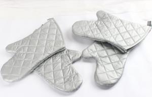 China Long  Customized Patterns  Silver Oven Mitts  Good Stain Resistant Function factory