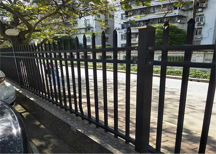 China Residential L3m Tubular Steel Fence Square Post Dark Green factory