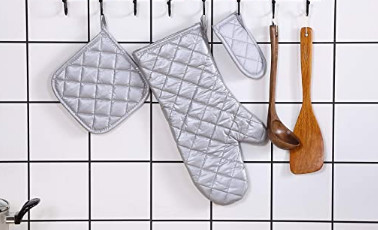 China Comfortable Silver Fireproof Oven Gloves For Home Restaurant Kitchen factory