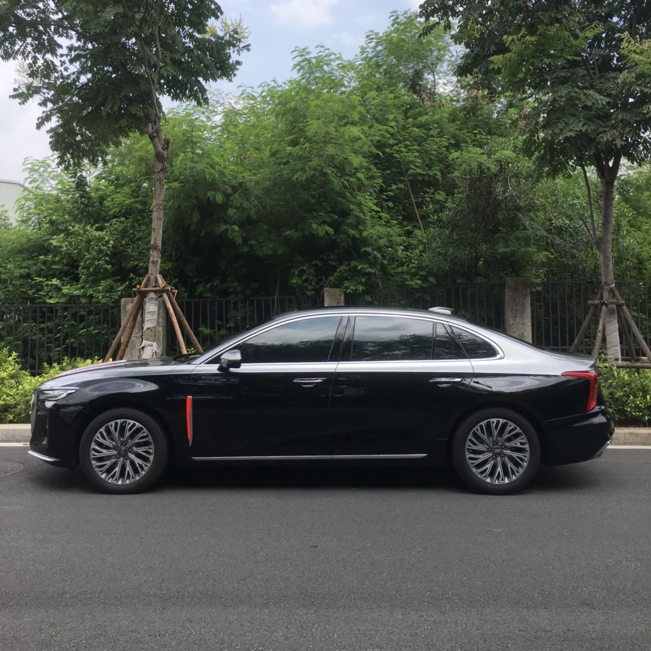 2024 Hongqi H5 4-Cylinder 169hp Gasoline Car with Front Disc Rear Disc Brake System