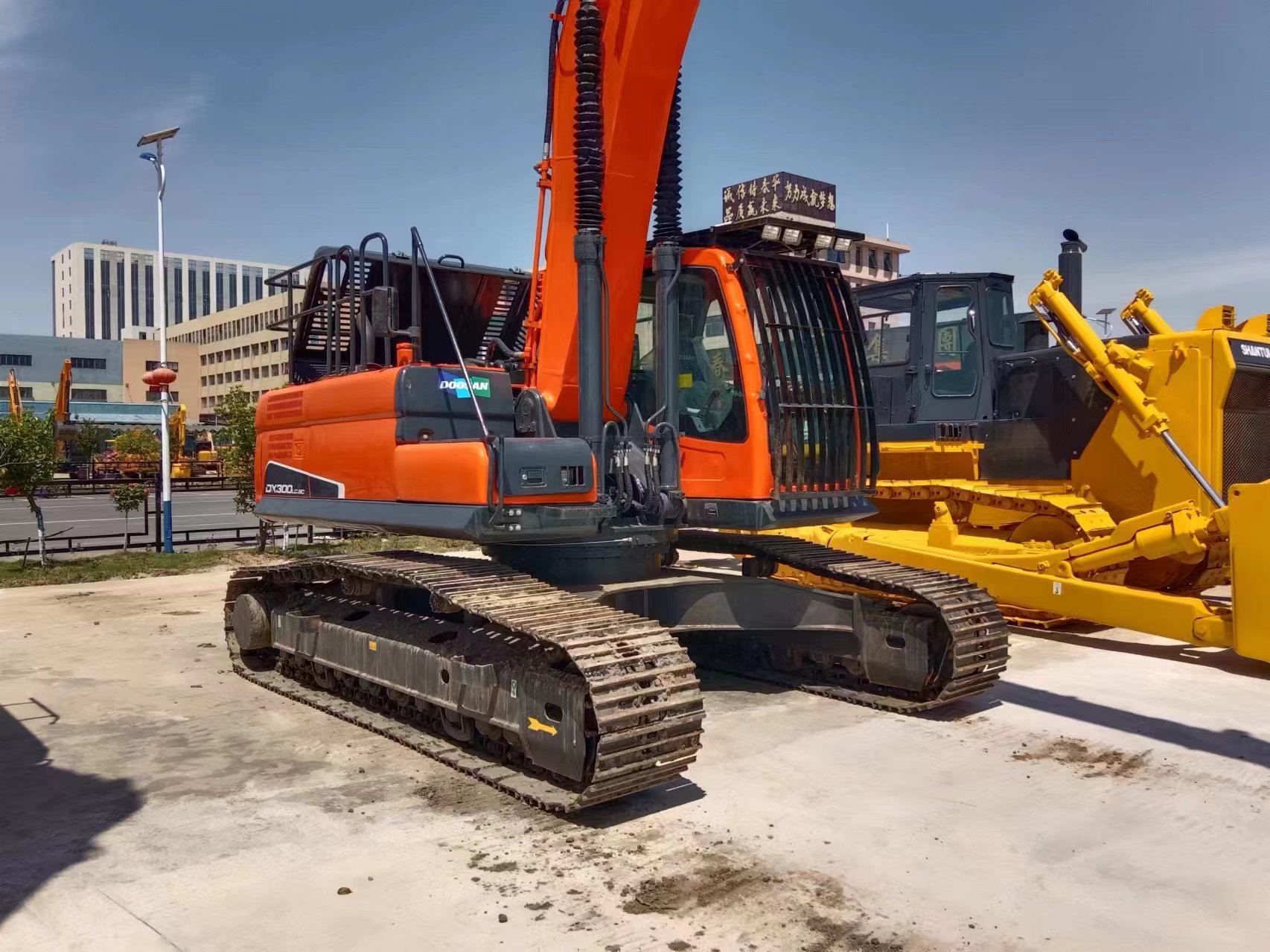 Used Doosan DX300 Excavator 2016 Model 30000 KG Machine Weight for Heavy Duty Digging