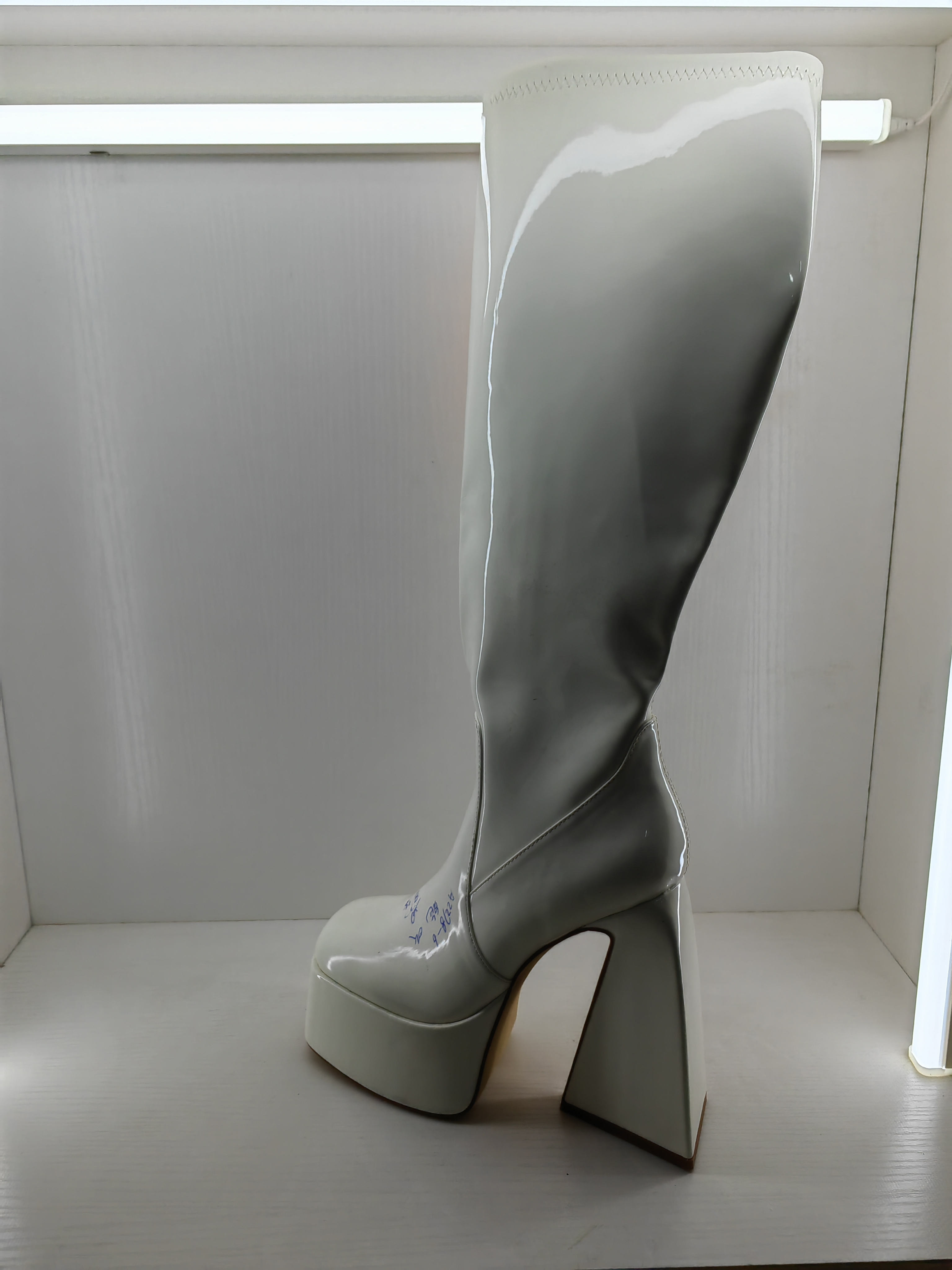 Pointed Toe Women Shoe Boots Chunky Heel And Pull On Closure Type