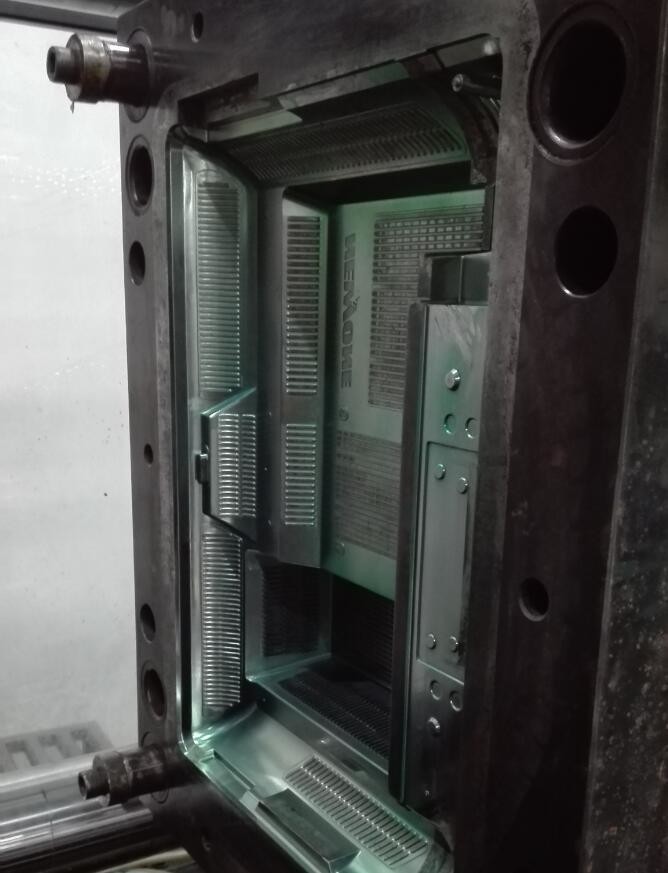 Big Plastic Housing Injection Molding Molds 0.005mm Tolerance With High Glossy Finishing