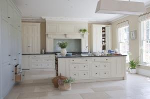China Solid Wood Kitchen Cabinets With Countertop And Upper Cabinet factory