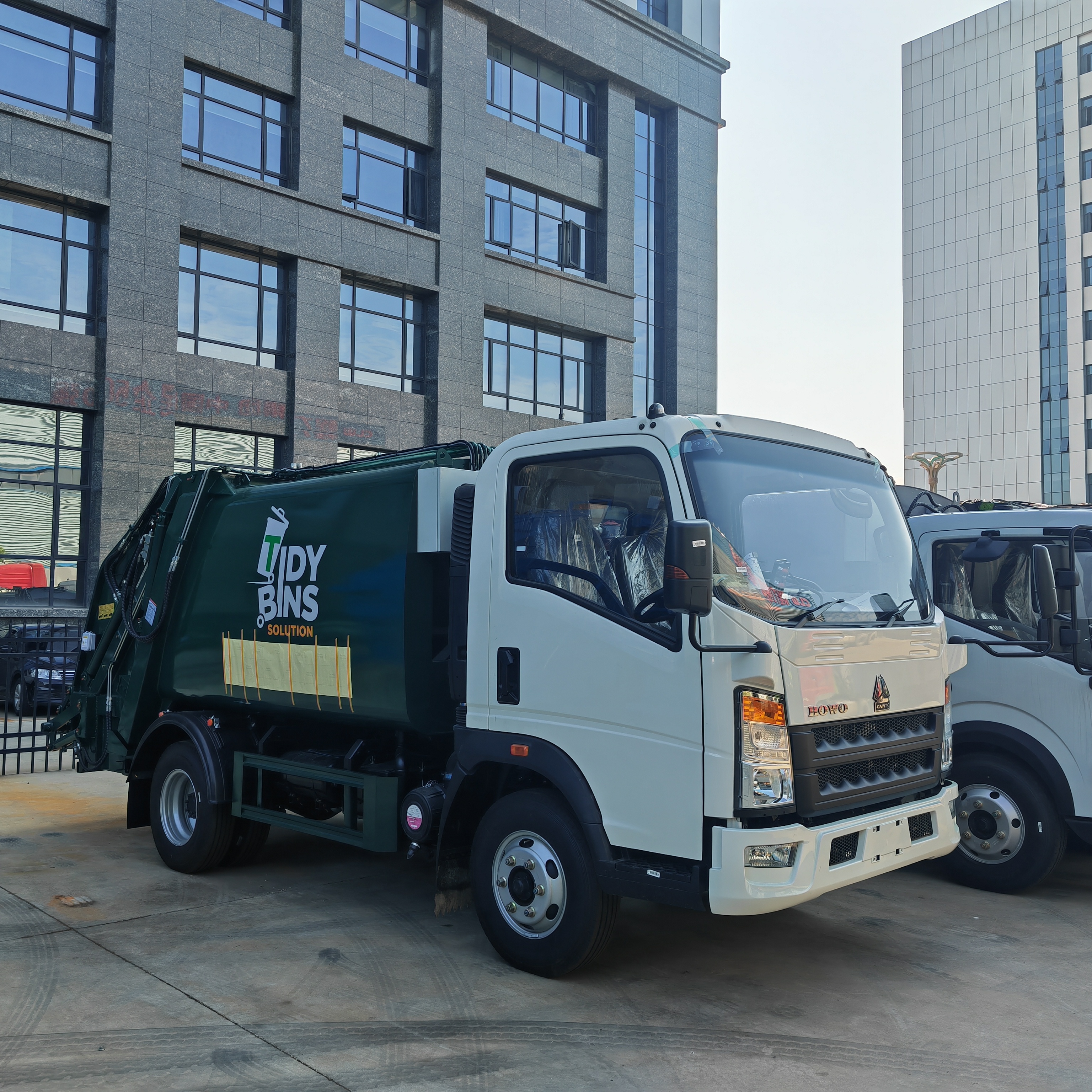 China Sinotruck Howo Right Hand dumpster Robust Compactor Garbage Truck factory