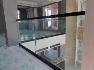 China Modular Aluminum Framed Glass Fence With UV-Resistant Coating factory