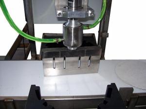 China Powerful Ultrasonic Cake Cutting Machine 20 KHz , hand held cutter machine 2000 W factory