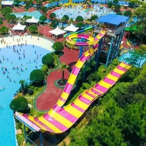 China Customized Size Water Park Equipment Fiberglass Large Boomerango Water Slide Suitable for Holiday Resorts factory
