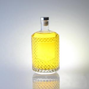 China 700ml Sophisticated Liquor Gin Bottle with GLASS Collar and Engraved Closure factory