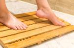 High Temperature Tolerance Bamboo Bath Mat , Wooden Bathroom Mat 22x15 Inches