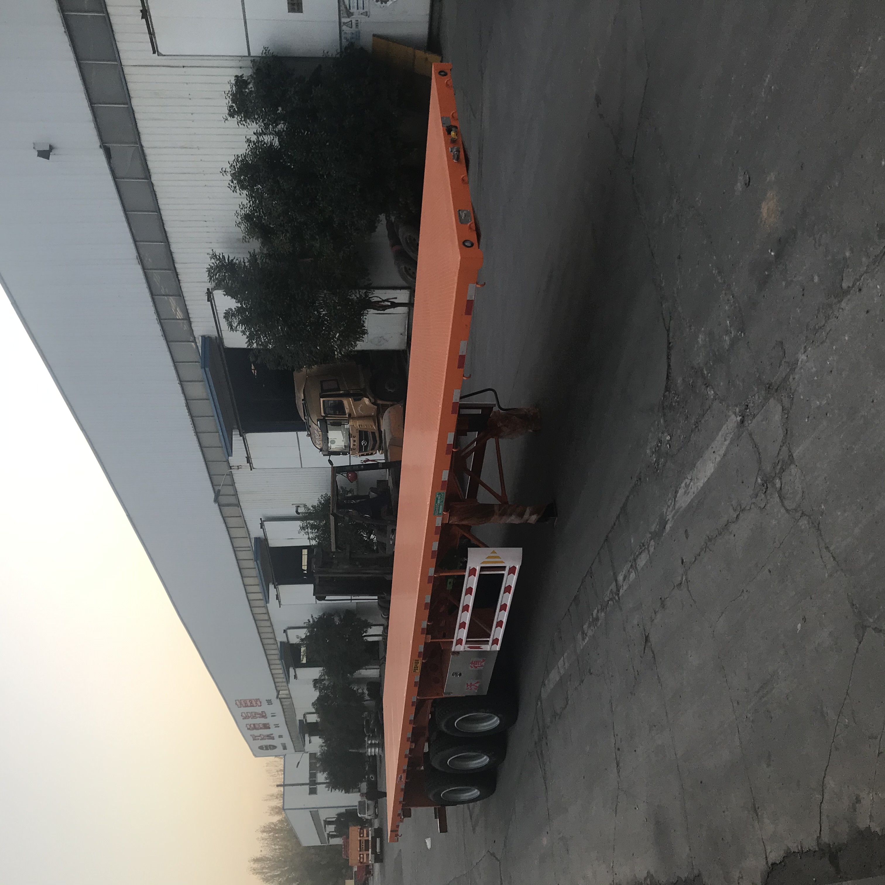 New Tri-Axle 40 Tons Foot Container Chassis Flatbed Semi Trucks Trailer