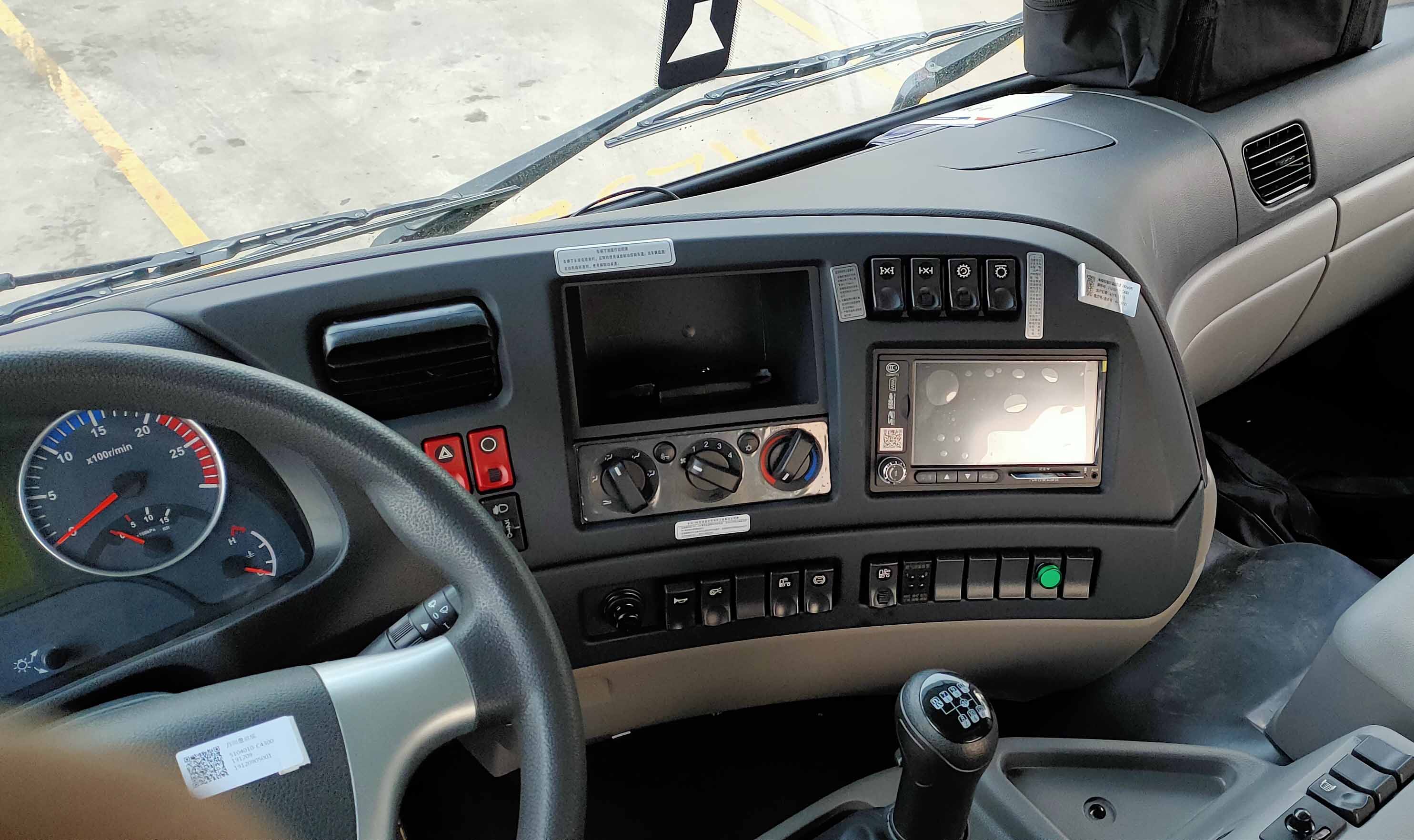 Model Tractor Trailer Head Truck Dongfeng 6x4 LNG CNG Tractor Truck with Touch Screen