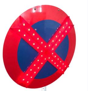 China Integrally Waterproof LED Arrow Sign Board Anti Fog factory