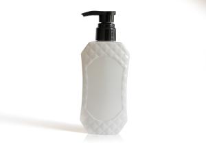 China Body Wash Flat PET Cosmetic Bottles With Black Pump Accessories Half Transparent factory
