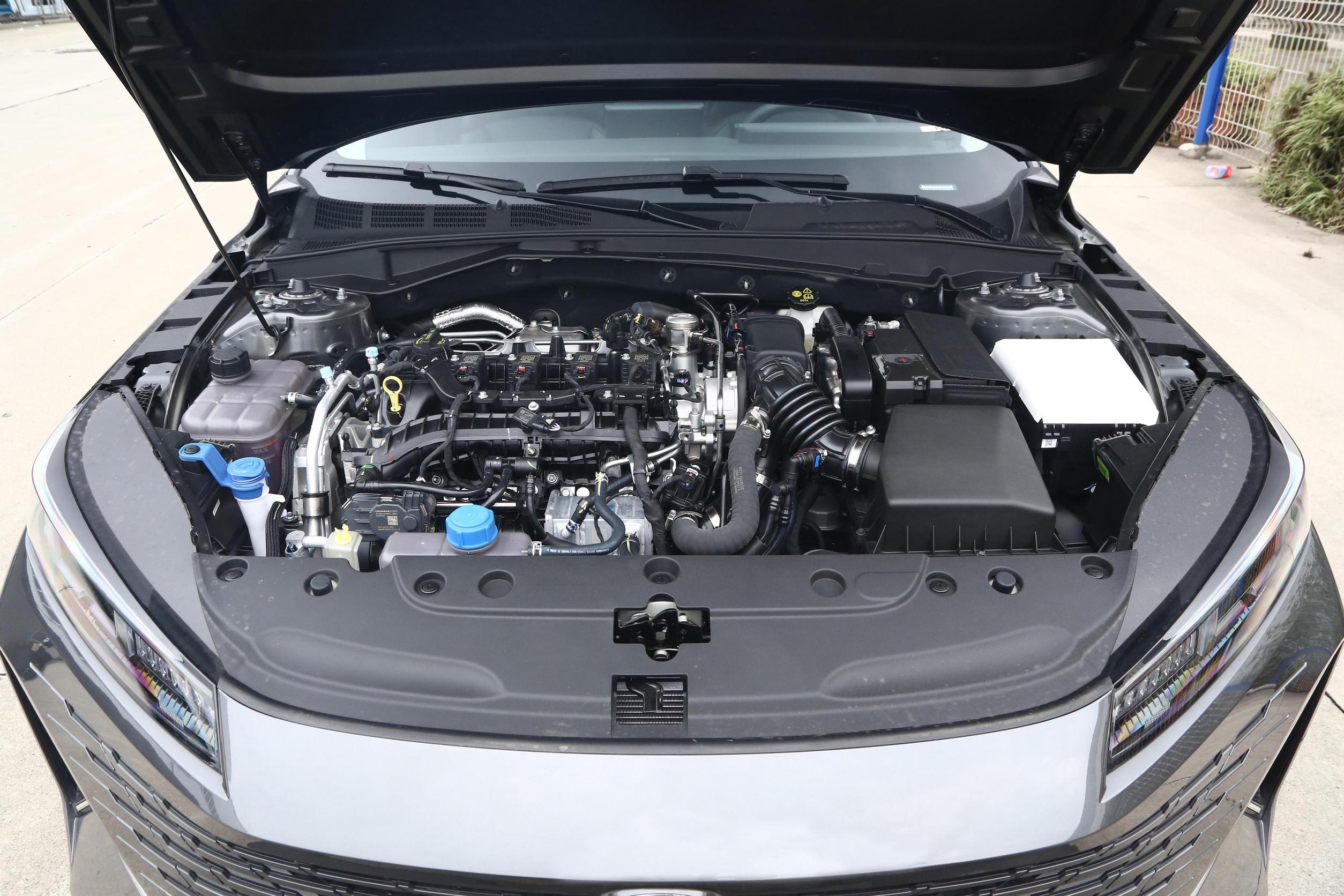 Changan Lamore 4X4 Sedan Cars Front-Wheel Drive 200KM/H High Speed Nars with Rear Radar and McPherson Independent Suspension