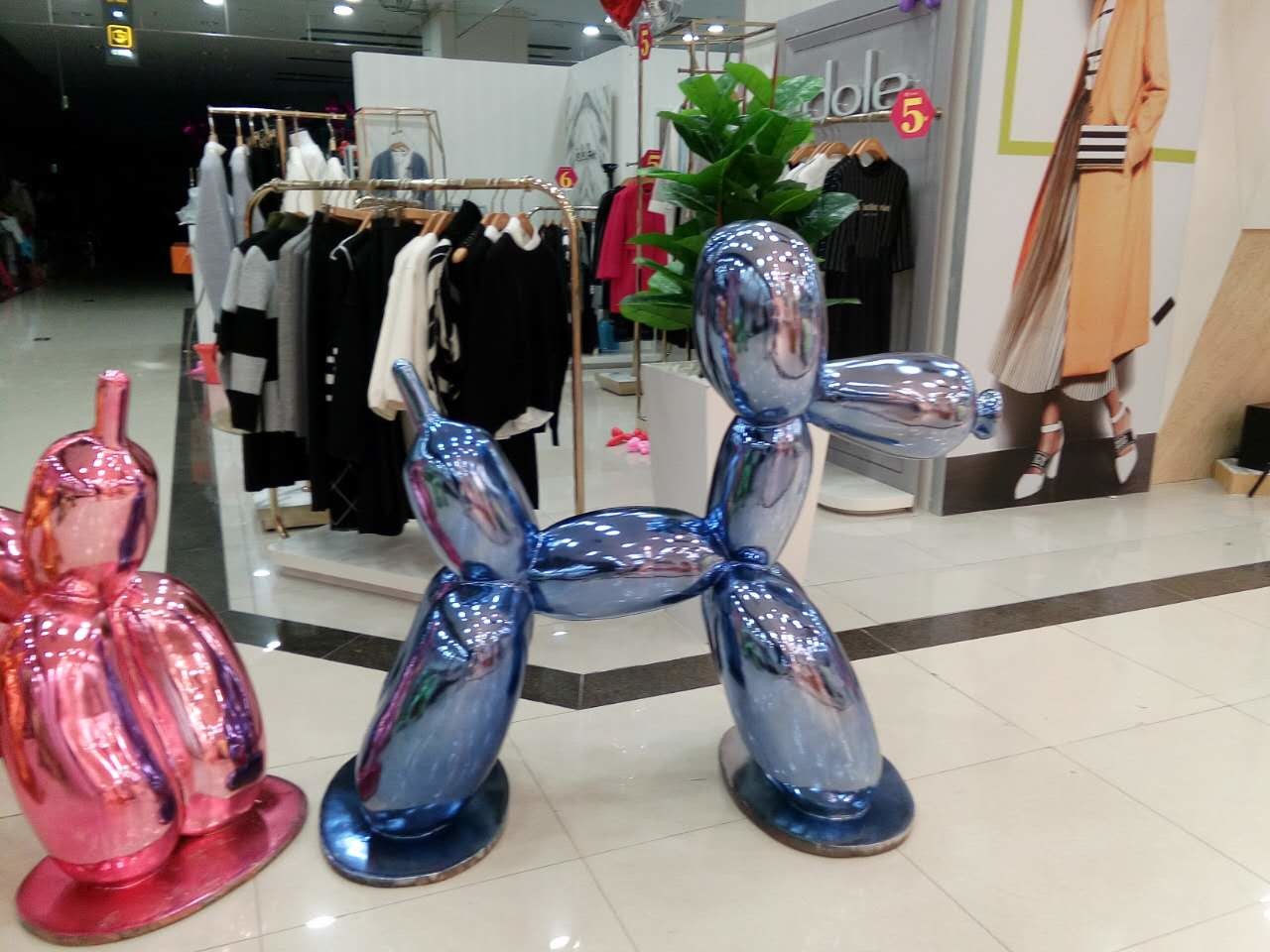 customize size hotel mall decoration dog statue with metal color as decoration statue in shop/ mall /event