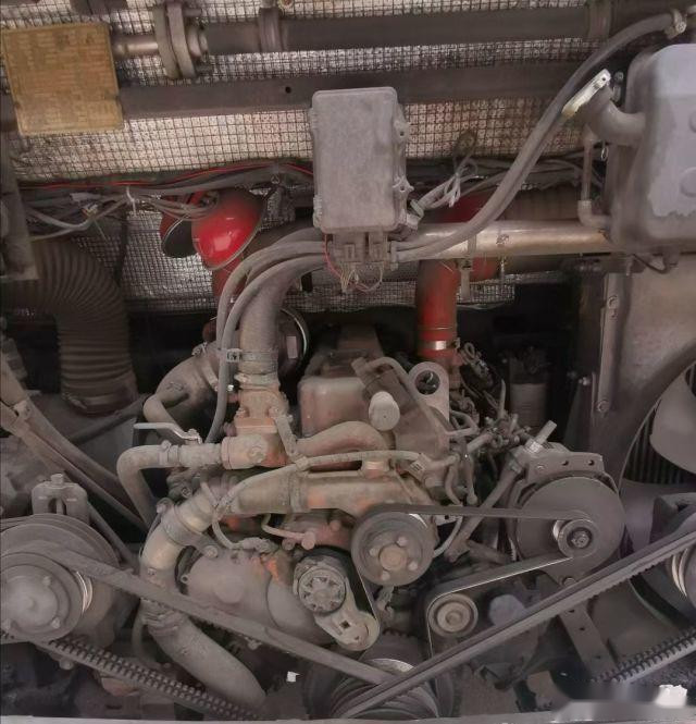 Used Tour Bus Yutong ZK6858 34 Seats Steel Chassis Air Suspension Yuchai 162kw