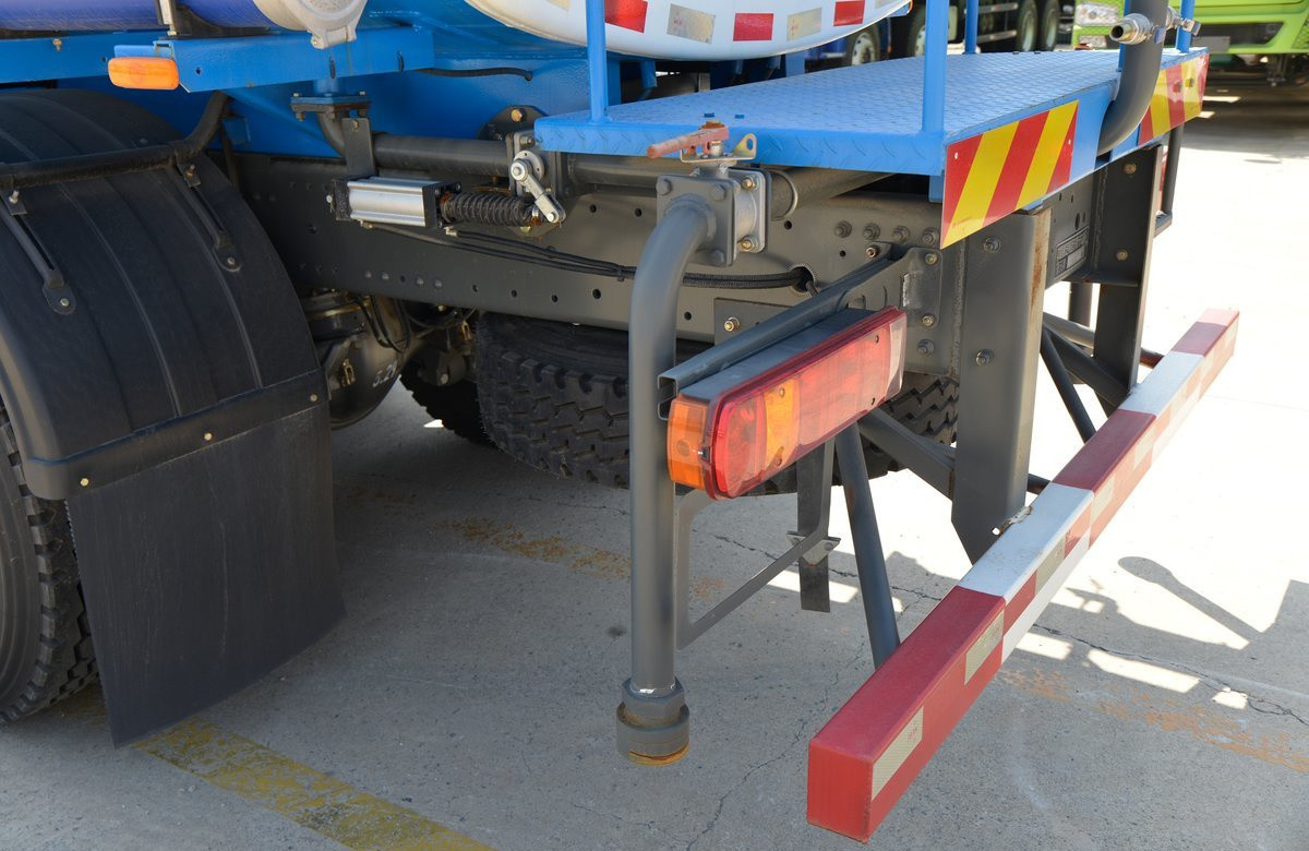 Water Tanker Truck Howo 6*4 Sinotruck 10 Wheel LNG 260hp Engine 14 Cubic Tanker LHD/RHD