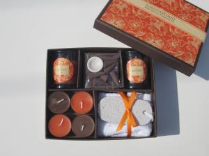 China Orange &amp; Brown scented &amp; assorted tealight candle &amp; glass candle packed into gift box factory