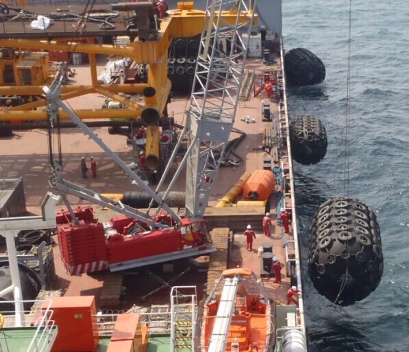 Very low reaction and hull pressure floating pneumatic rubber fenders