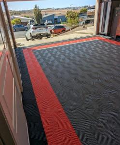China 400x400mm 3D Garage Floor Tiles 18mm Interlocking Flexible Tiles For Garage factory