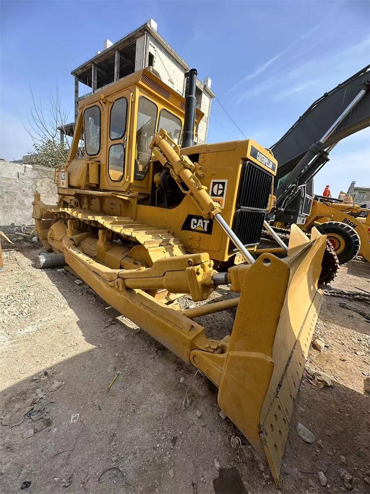 Used Cat D6R Bulldozer with in Shanghai 28.21 Ton Operating Weight 2013 Working Hours