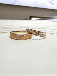 China Soft Blush Classic Elegant 8g Customised Couple Rings factory