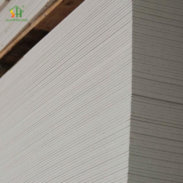 China Standard Gypsum Board and Plasterboard with 1220X2440Mm Size and 1 Year Warranty for Modern Building Renovation factory