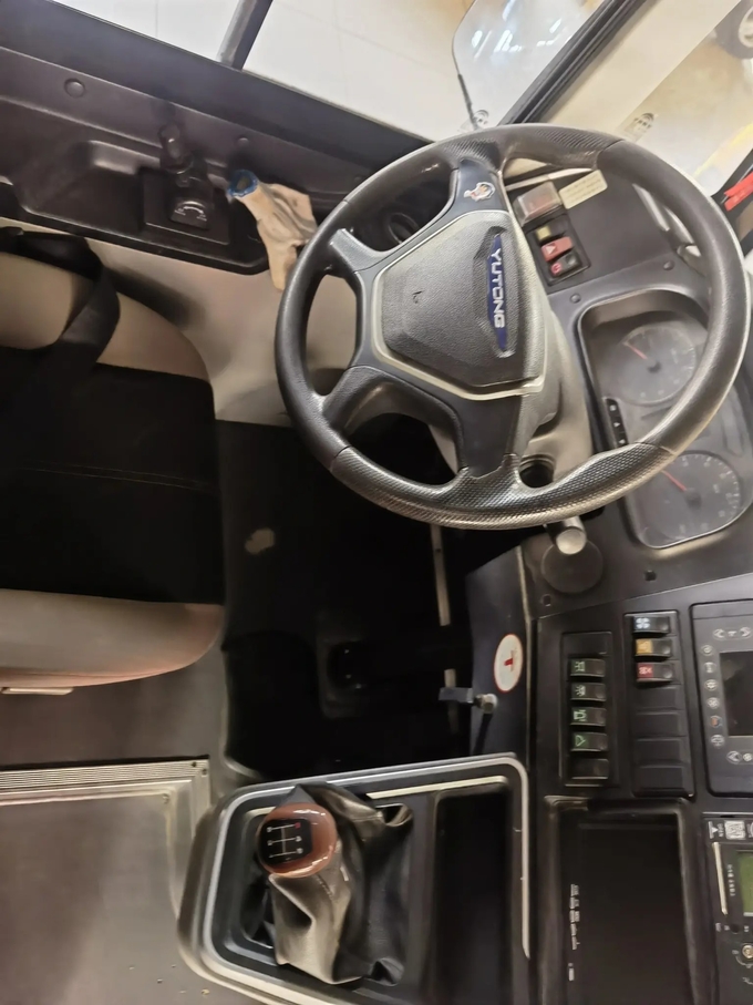 Used Mini School YuTong Bus ZK6575DX53 CA Engine 19 Seats Air Conditioner