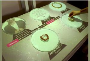 China 3D Sensing Technology Interactive Showcase Retail Digital Display For Shop factory