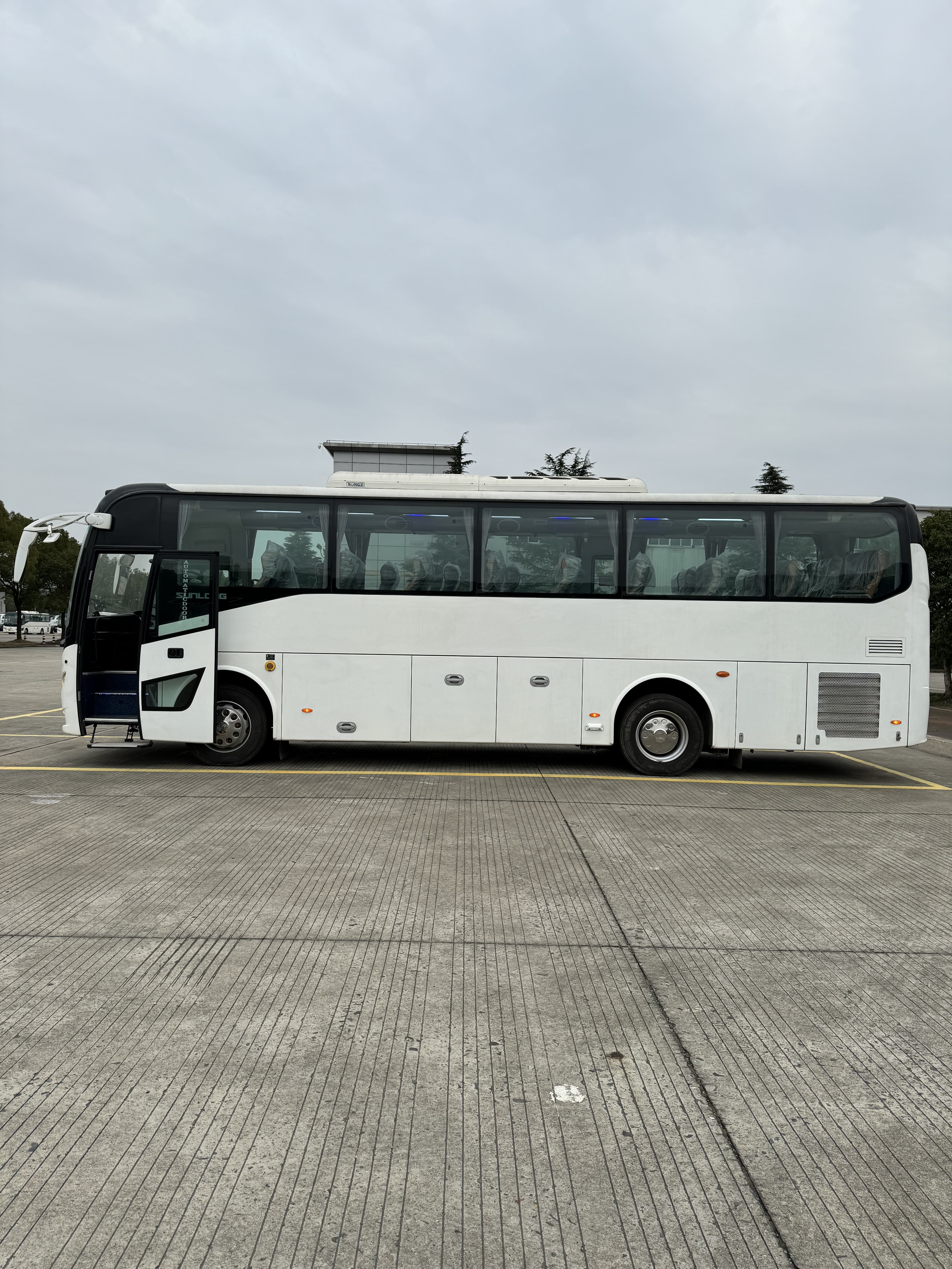 SunLong 10m RHD CNG Bus Used Coach Bus 36-43 Seats Max Speed 115km/h Displacement 8300ml