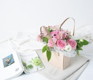 China custom Paperboard Flower Cake Box Kraft Brown Basket Preserved Rose Bouquet Packaging factory