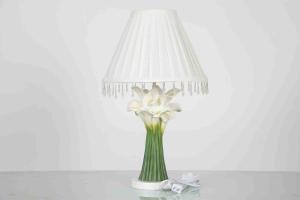 China Country Cabins Classic Home Table Lamps With Hanging Crystal Flower Shape factory