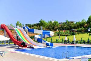 China Water Fun Sports Amusement Park Kids Playground Equipment Tube Fiberglass Slide factory