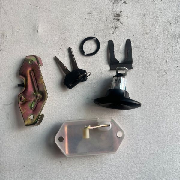 China Premium Rear Luggage Door Lock for Toyota Coaster with Static Locking Force ≥ 5000N and Temperature Range -40℃ to 85℃ for Easy Installation factory