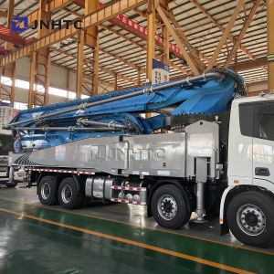 China HOWO 8x4 Chassis Concrete Pump Truck 371HP Euro2 on sale