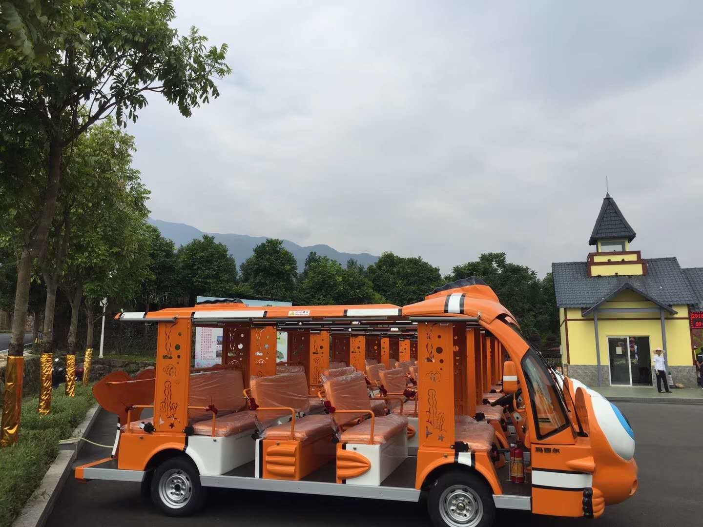 cartoon electric sightseeing car 14 seats Size 5710*1590*2160mm power 72v7.5kw