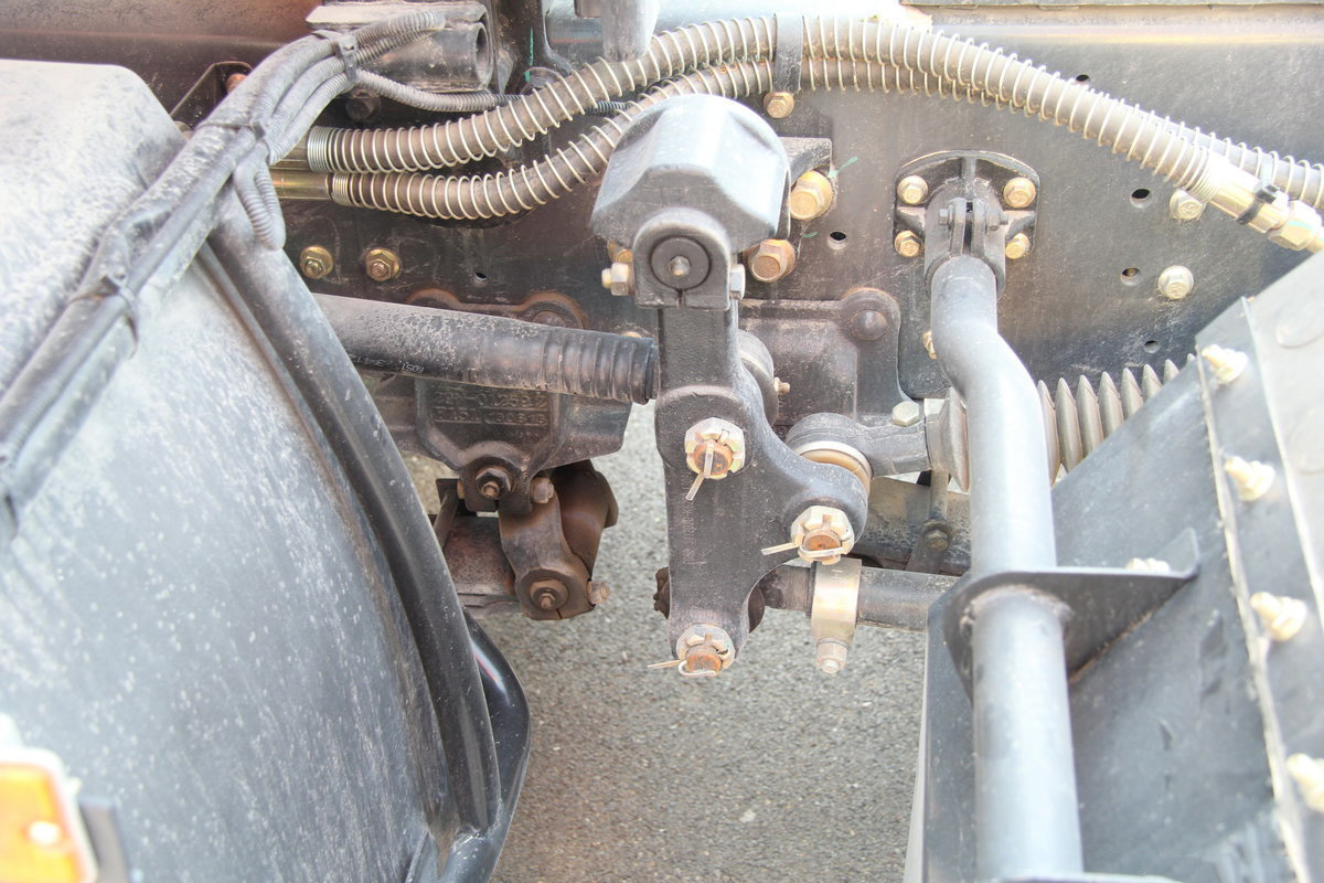 8.9 L Emission Dongfeng 340hp Prime Mover 6*2 Tractor Head for Commercial Truck Trailers