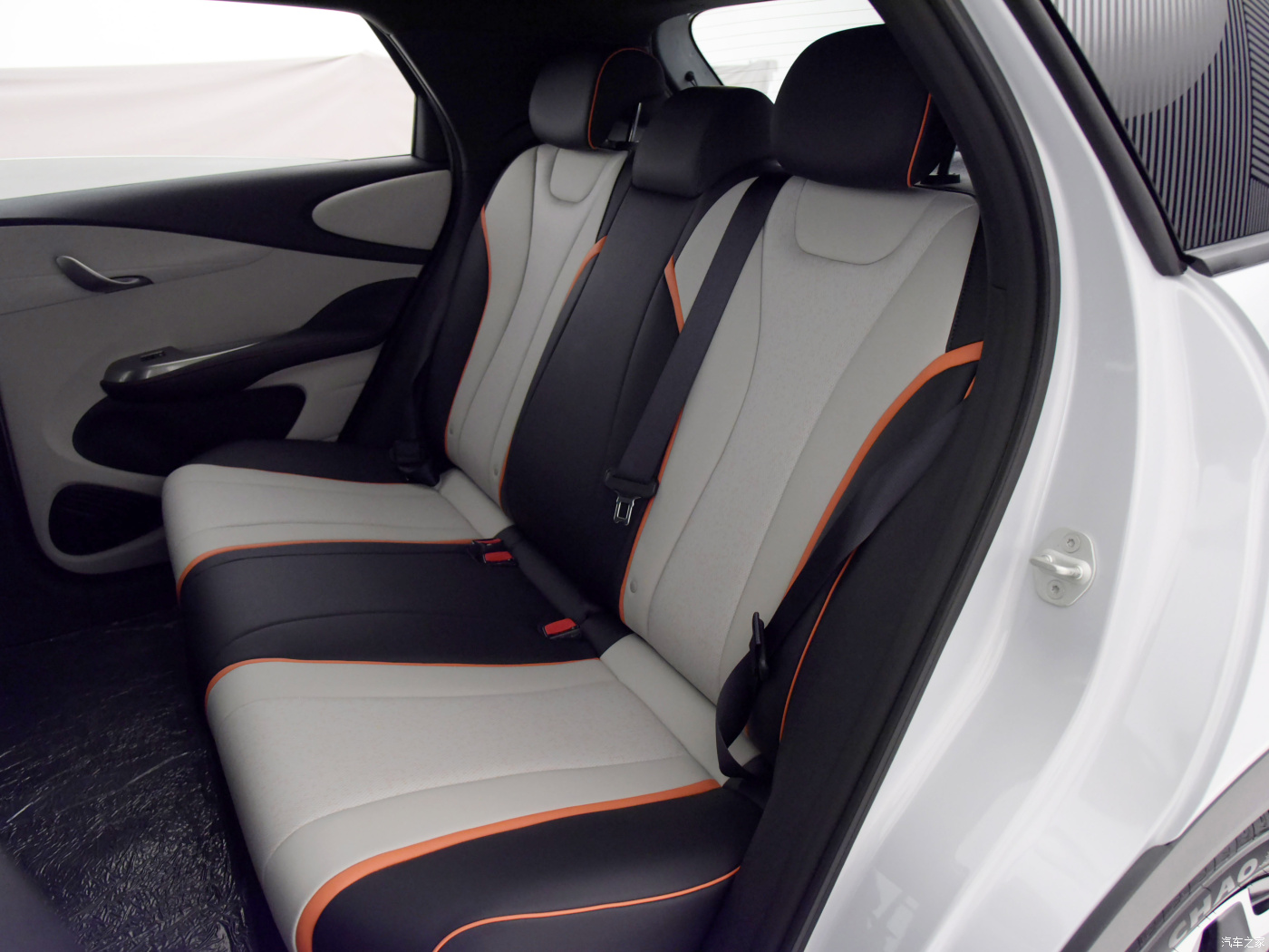 The China-made five-door five-seat new-energy hatchback BYD Dolphin has a range of 405 kilometers used car