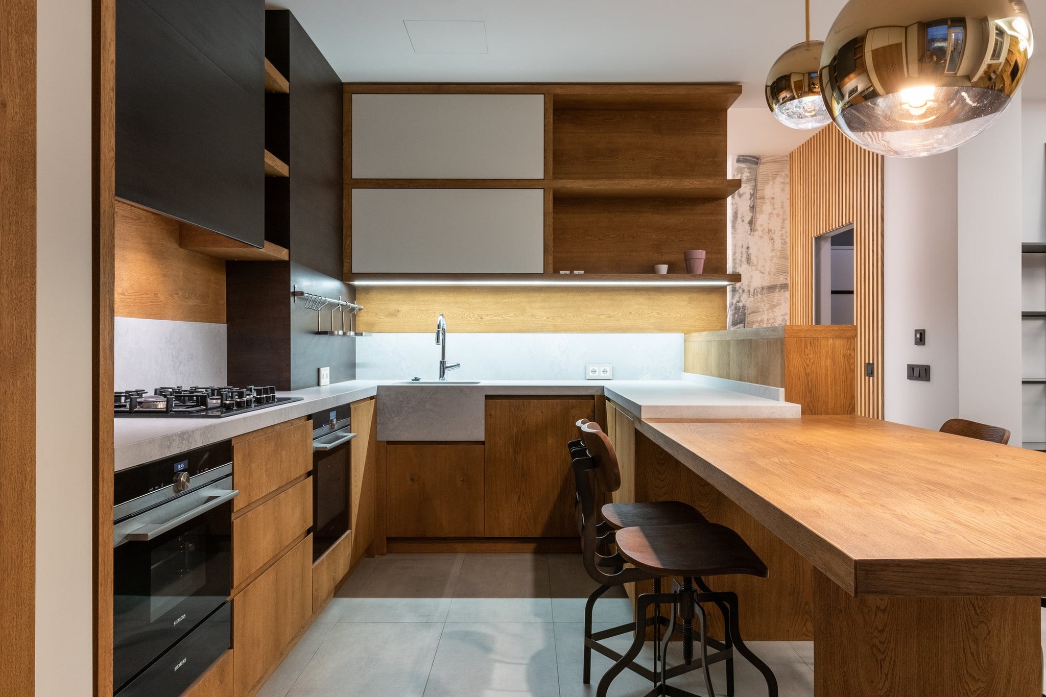 Lacquer Finished Kitchen Cabinet with Acrylic Door Panel and Quartz Stone Countertop