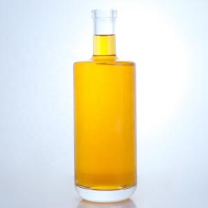China Transparent Glass Spirit Bottle with Cork for Whisky Vodka Tequila Gin Rum 500ml/700ml factory