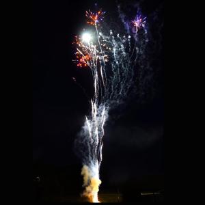 China Chinese 100 Shots Pyrotechnics Cake Fireworks 1.4g Un0336 factory