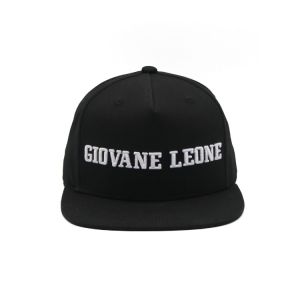 China Plastic Closure Black Flat Brim Snapback Hats White Embroidered Logo on sale