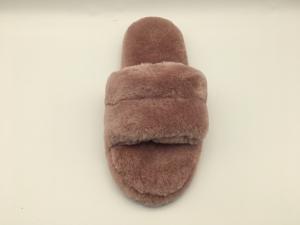 China Stylish Womens Warm Winter Slippers Non Slip Pink Fleece Slippers factory