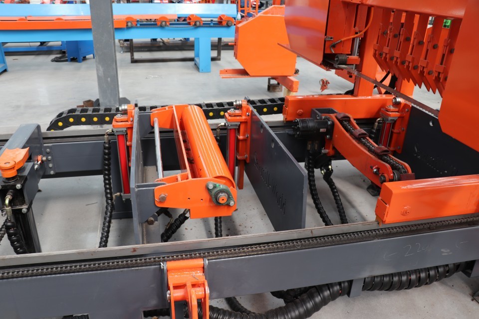 Fully Automatic Horizontal Hydraulic Band Saw Machine For 1000mm Wood