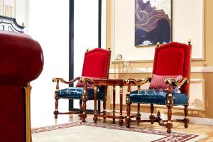 China Classic Wooden Frame Leather High Back Living Room Leisure Arm Chair factory