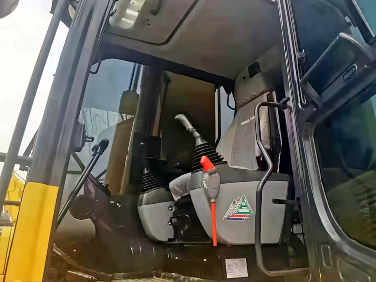 125 KW Original Hydraulic Valve Komatsu PC240-8 Crawler Excavator Japan 24 Ton in Shanghai